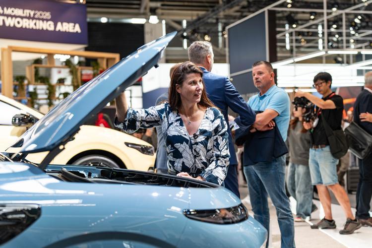 小米雷军没想到，比亚迪王传福也没想到，就连特斯拉马斯克也没想到，这零跑汽车是插上