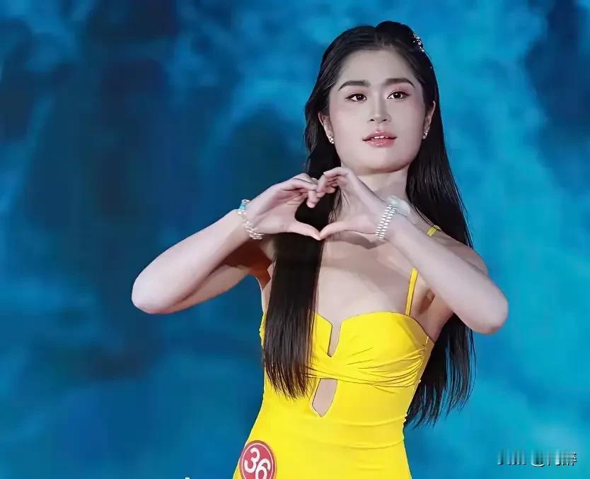 谁说女子不如男,比个爱心大家看。方方正正普通脸,一步三晃实难见。辽宁中华小