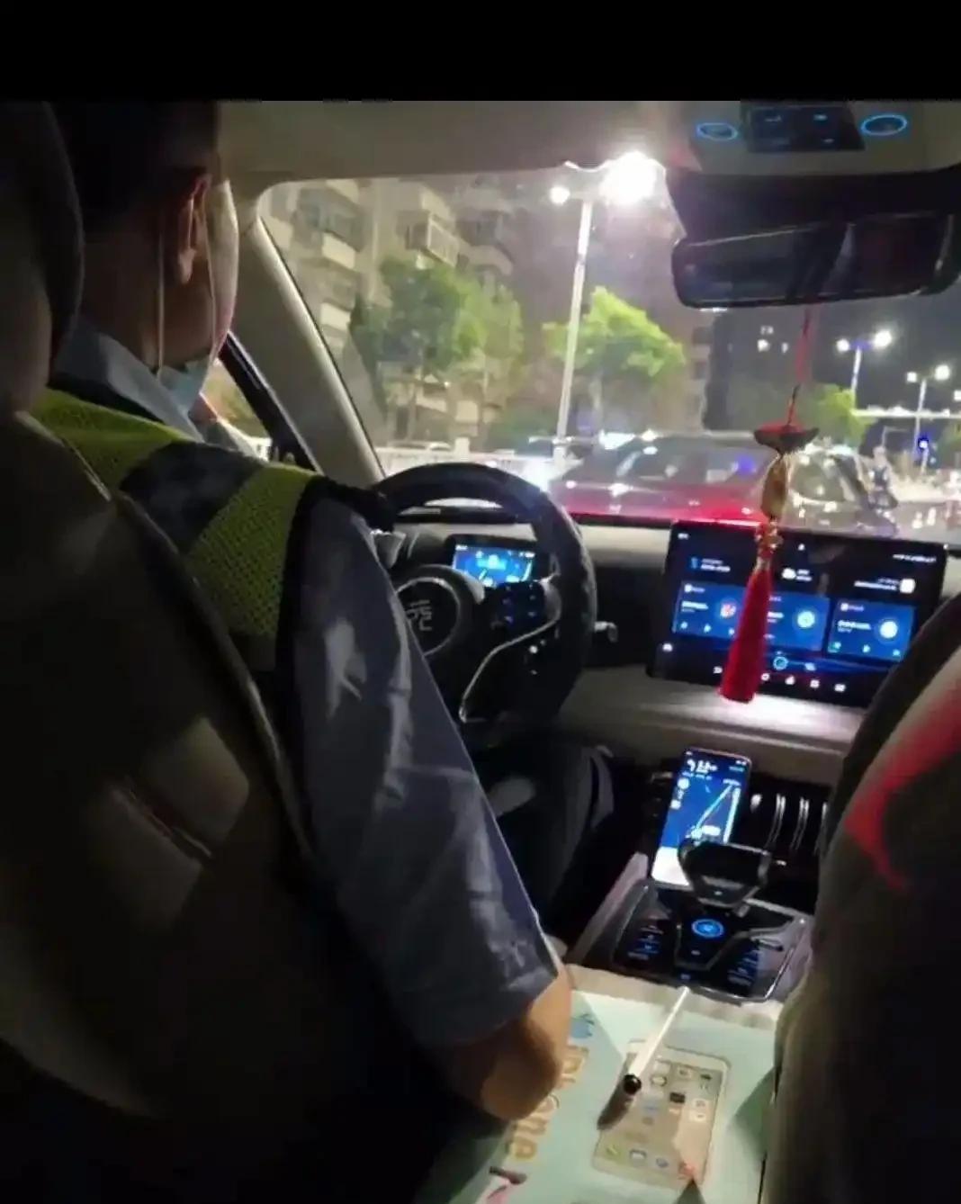 “酒驾滴滴！”山东一男子打网约车回家时，前方遇到交警查酒驾，没想到滴滴司机竟然直