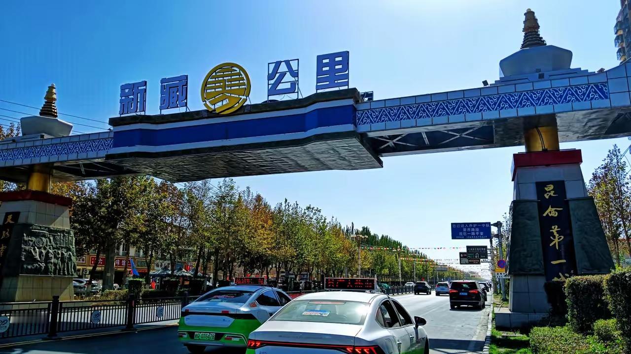 南疆行记清晨的喀什还裹着点夜的凉意，我在老城巷口的早餐摊前站定，接过老板递来的