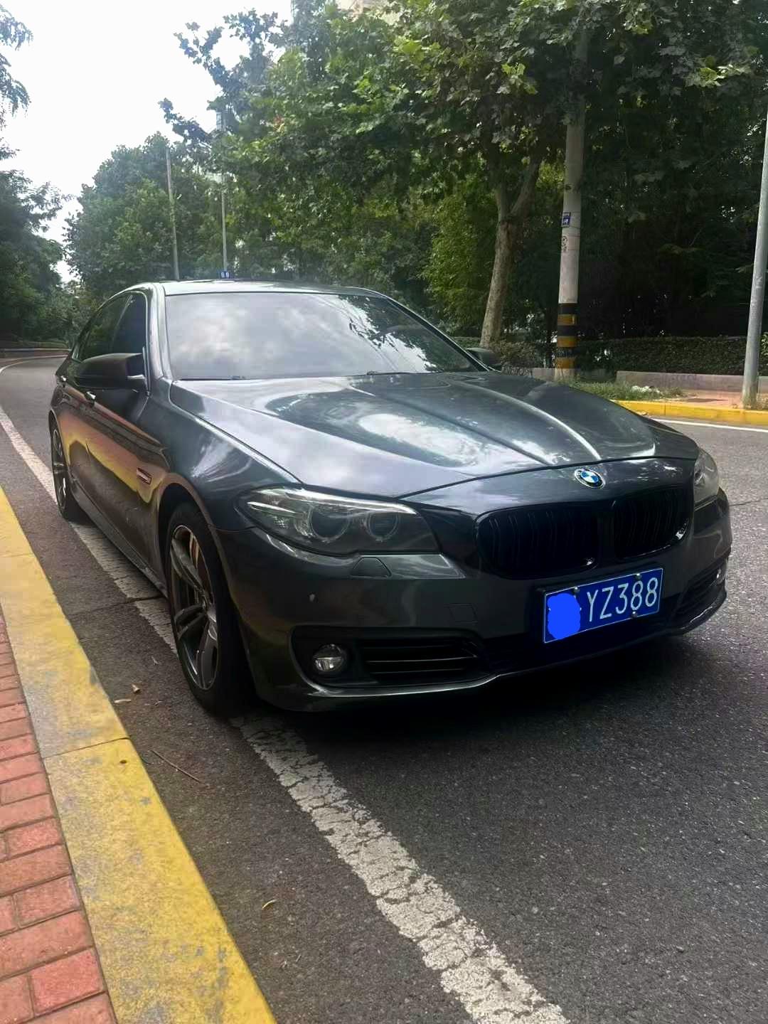 这台车算是我所接触到的一台比较少的灰色的造型吧。宝马5系这一个系列，可以说灰色的