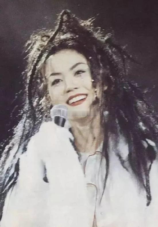 窦靖童王菲泪痕妆母女同款“破碎感”妆容太绝了！窦靖童晒照配文“我妈说这妆像哭
