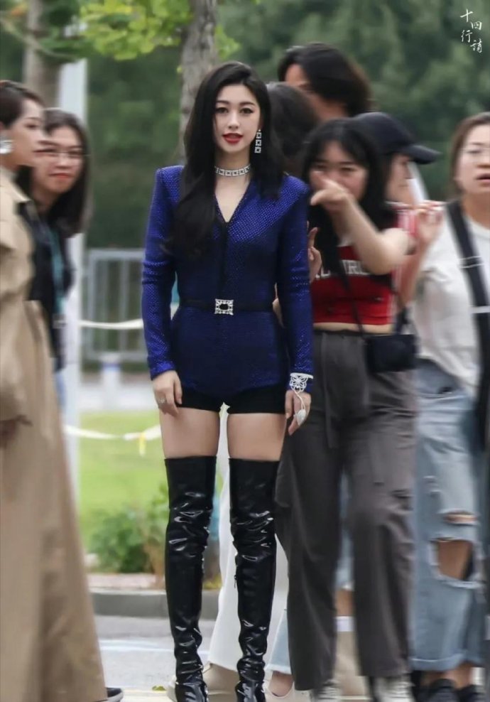 朱珠身材太惊艳了，魅力十足，这小蛮腰，大长腿，腰臀比，真是绝了。​​​