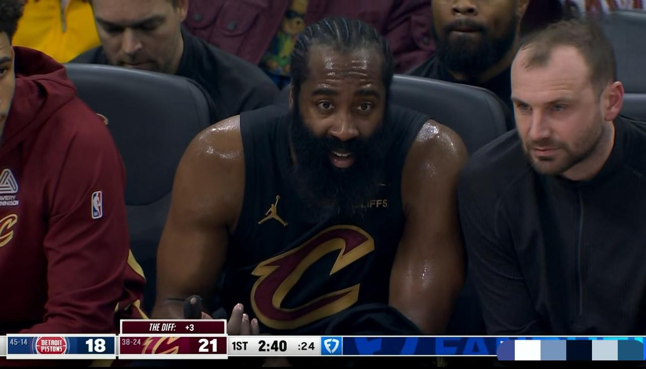 在今天骑士主场迎战活塞的焦点战中，发生了让人热泪盈眶的一幕。当时双方的比赛进行到