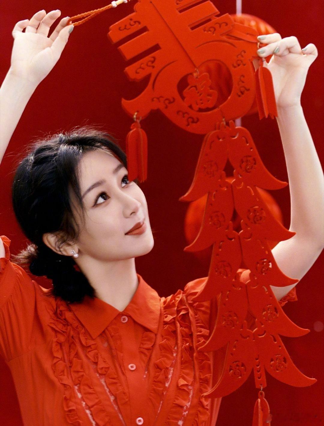 1、于正晒出试妆新剧角色的照片，称上一次演戏是20多年前，但岁月没有在自己脸上留