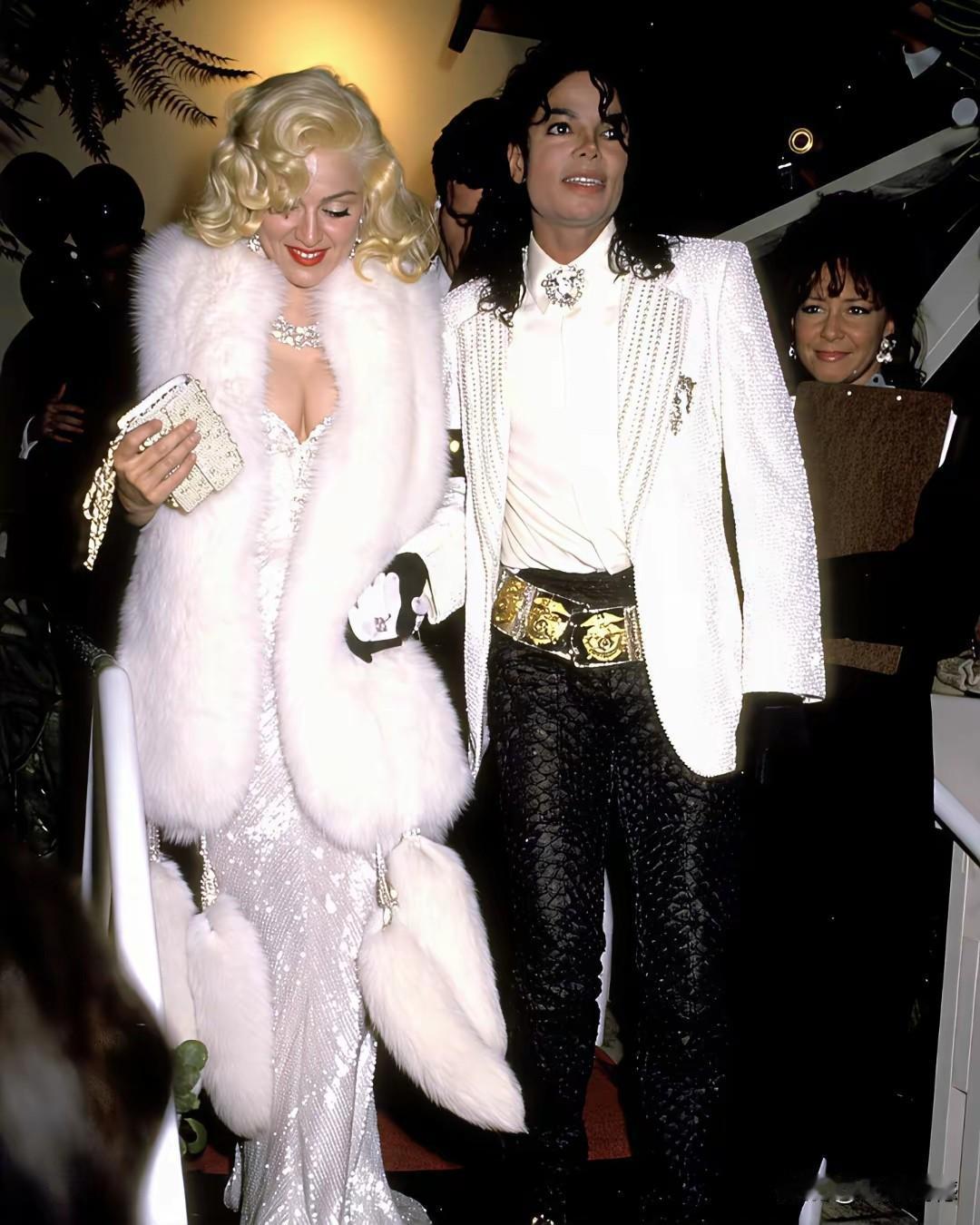 麦当娜和杰克逊在一起的这张合影照片，应该是很多年前的事情了，麦当娜现在还依然活跃