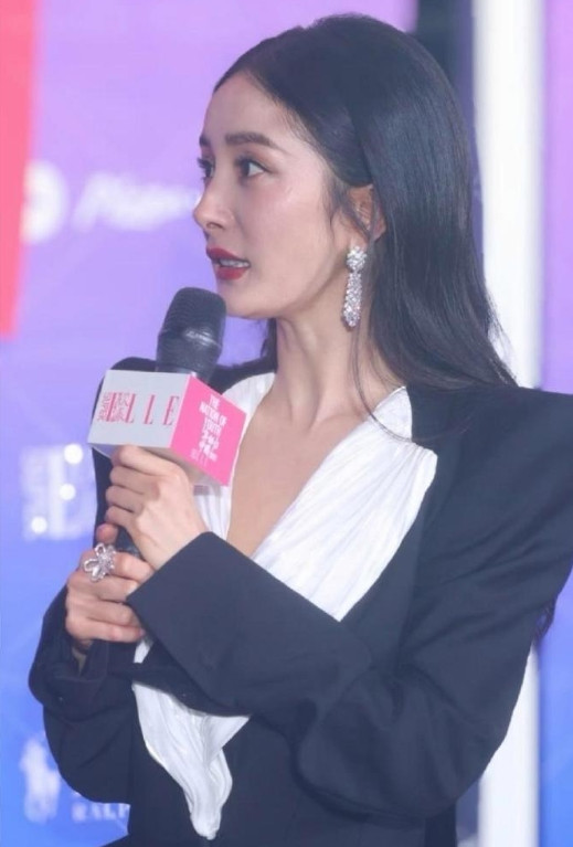 杨幂也抵挡不住岁月的流逝呀。