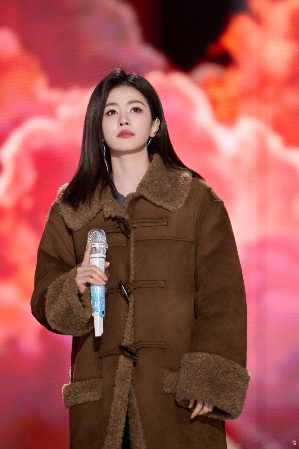 白鹿跨年晚会彩排图，穿的厚厚的菠萝🍍期待今晚舞台啦！