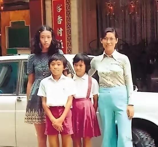 周星驰小时候，家庭生活是相当困难的，但是他的母亲特别的要强，拉扯三个孩子长大成人