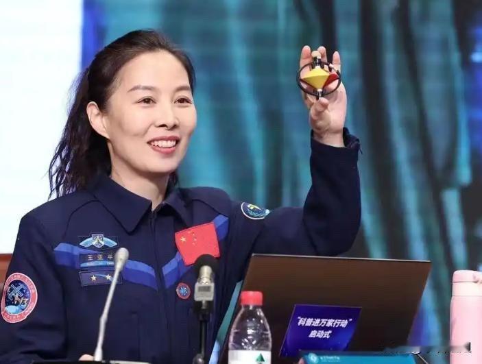 落地连路都走不了的王亚平，给所有追梦人狠狠上了一课。那就是：光鲜背后