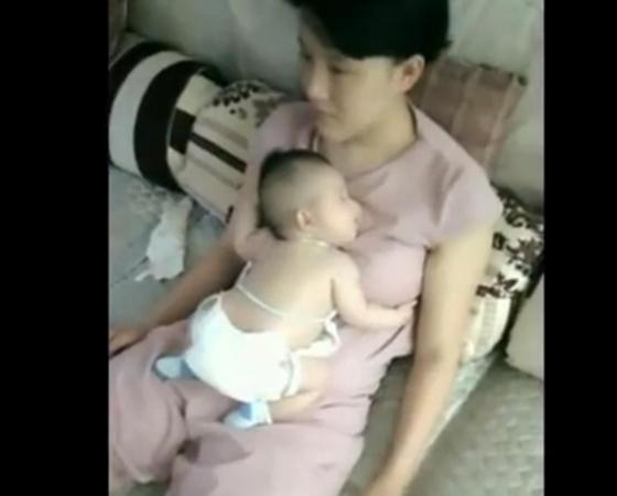 宝宝每次都要这样睡觉, 妈妈一动也不敢动, 母爱真是伟大