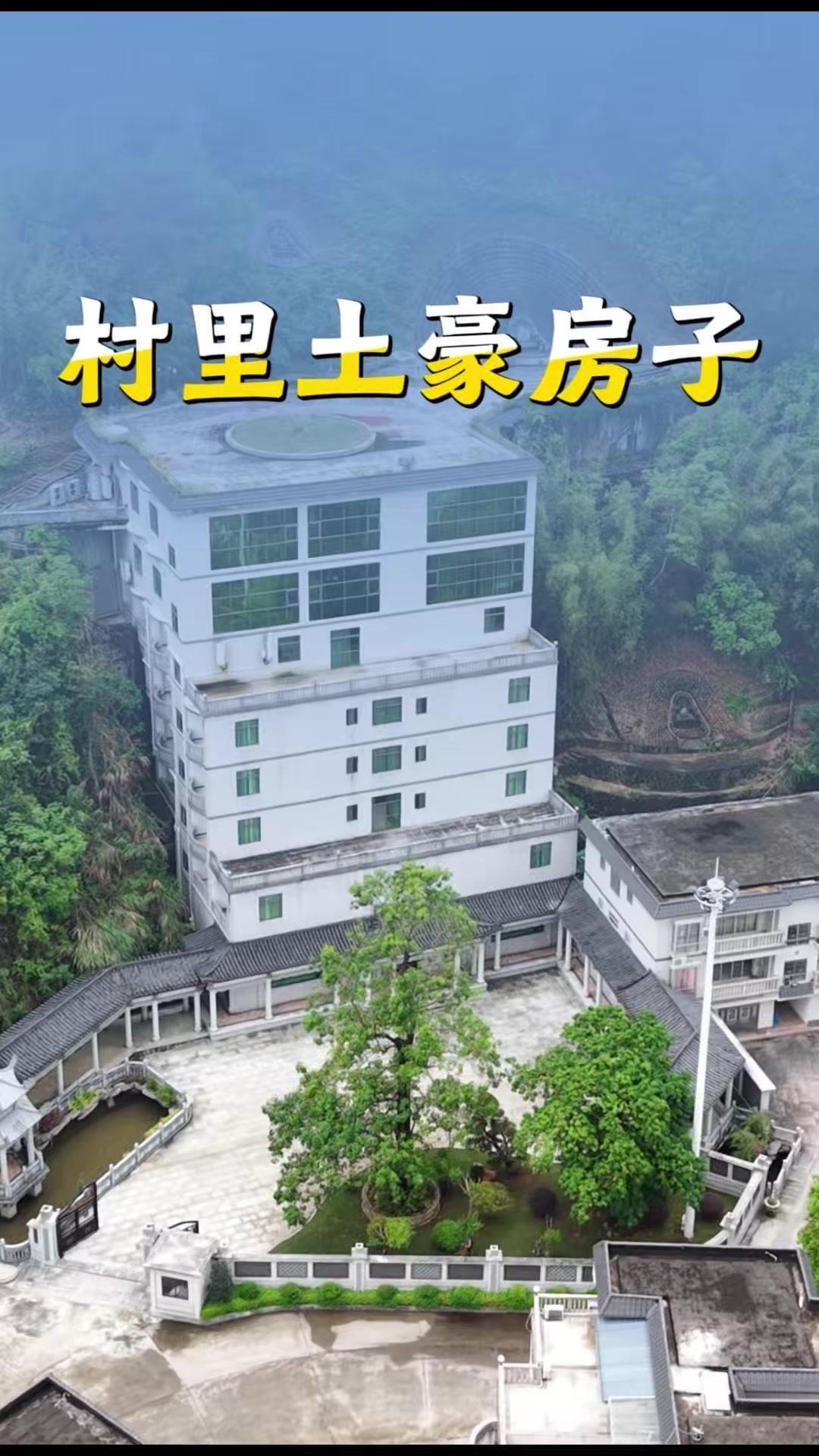 这栋价值不菲的别墅，是广东梅州村里亿万富豪的家。屋顶圆形设计，看起来非常独特，创