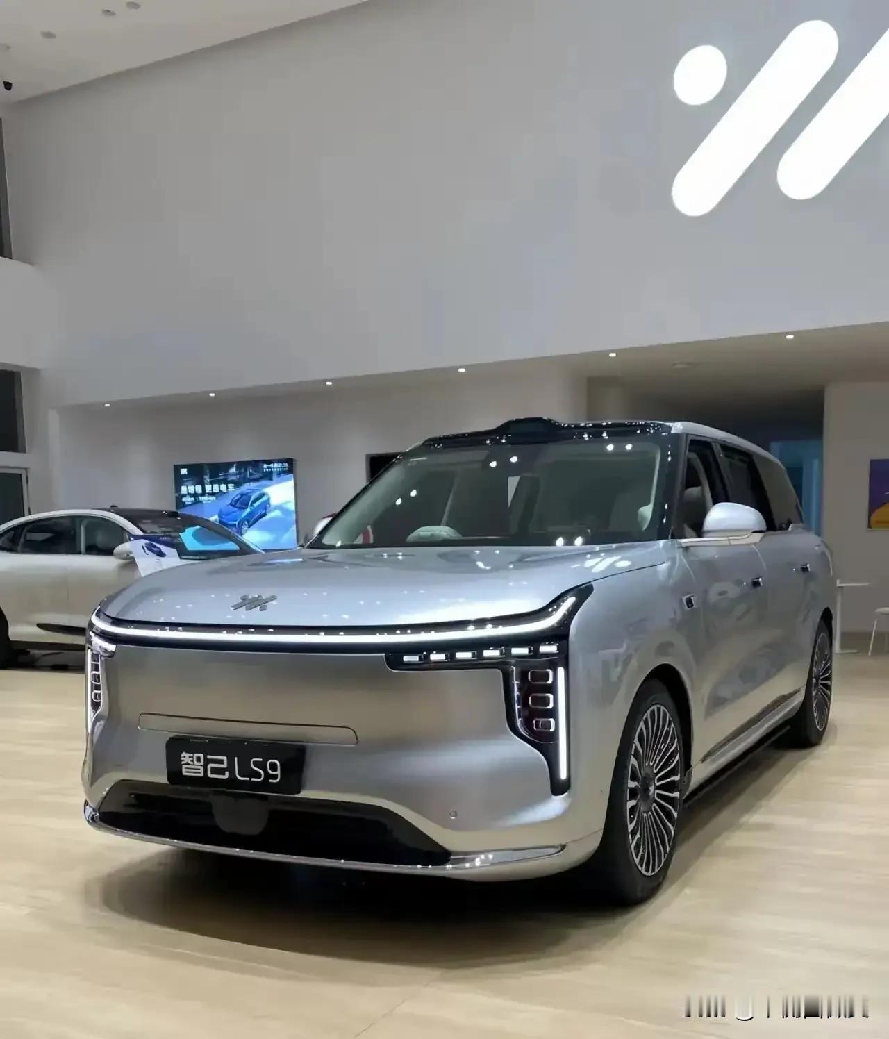 噪音控制方面智己LS9有着优秀的隔音设计。智己LS9在车身设计和材料选用