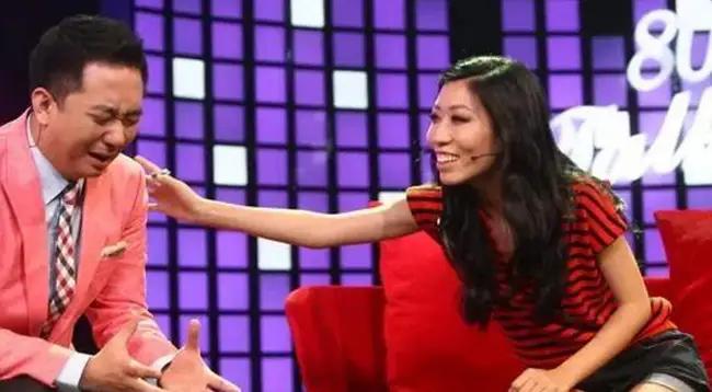当年，王自健因为说错话，被妻子打了500个耳光，他卑微地跪地求饶：别打了，我都没