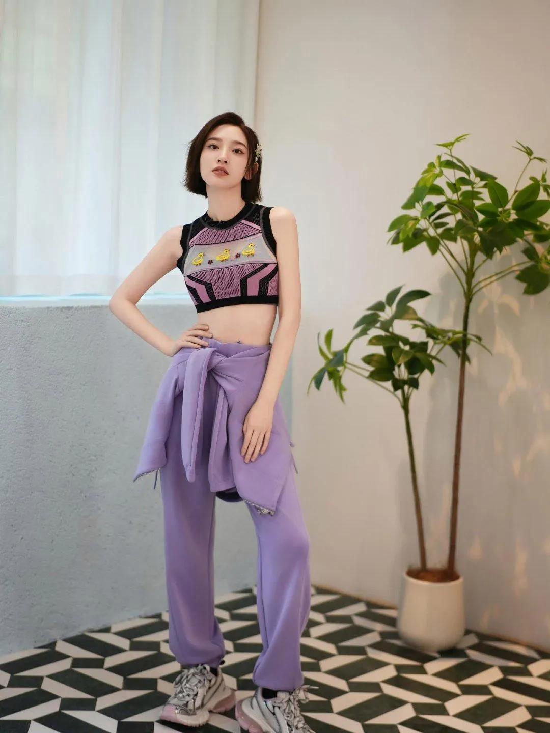 唐艺昕这套香芋紫同色系穿搭，把甜妹感和运动风平衡得刚刚好💜短款针织背心自