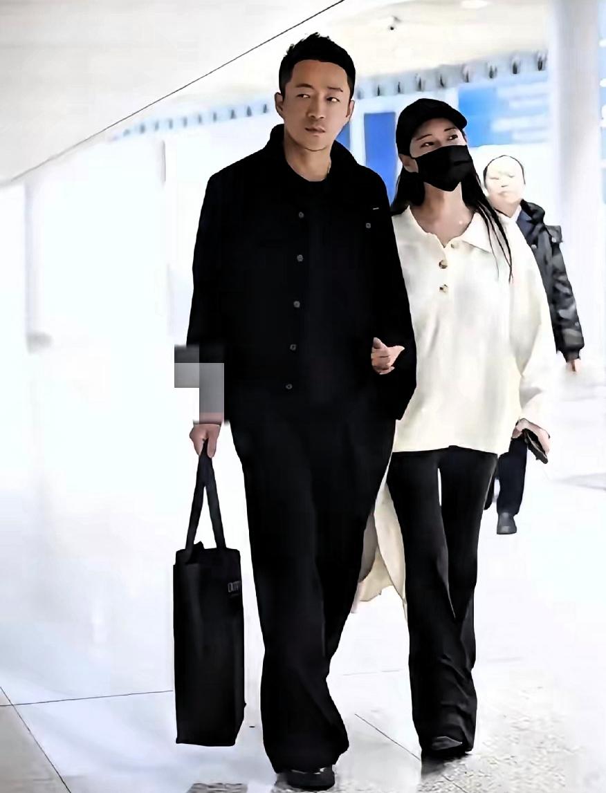 机场里,我看见筱梅挽着小菲的胳膊,他们看起来很亲密,小菲就侧着头,好像在听筱梅说