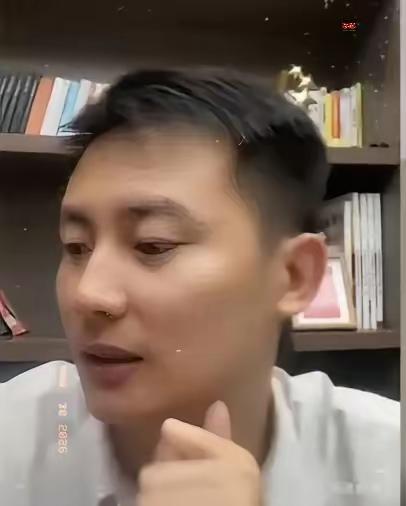 昨晚蹲了武亮的首场直播，没想到满屏都在说他模仿张雪峰，连语气神态都要拿来对比。