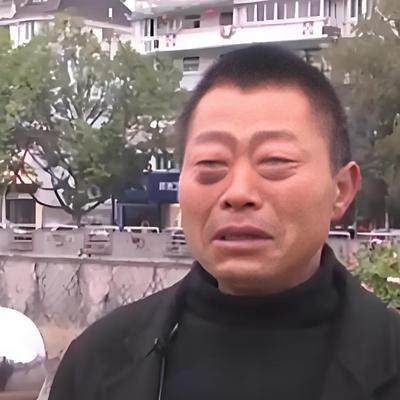 2003年，1个失忆流浪汉，被一对夫妻收留，同吃同住生活了17年。谁料，这天，流