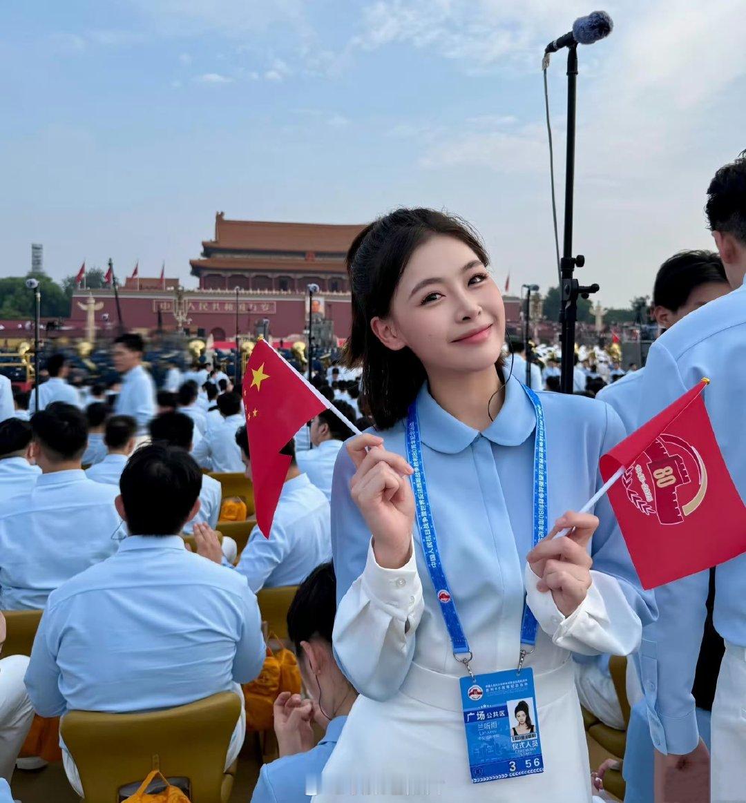 去年这时，参加“九三阅兵”的小姐姐。她们都是来自于首都的几所大学。[玫瑰]​