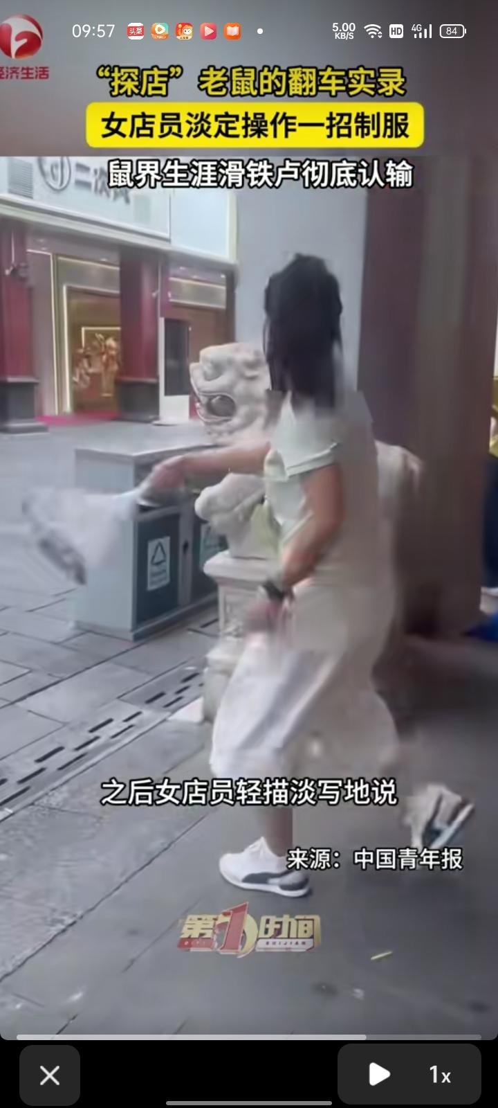 6月26日，广西南宁。一只老鼠跑进服装店，店里杂物充足，是绝佳的藏身干饭点。没想