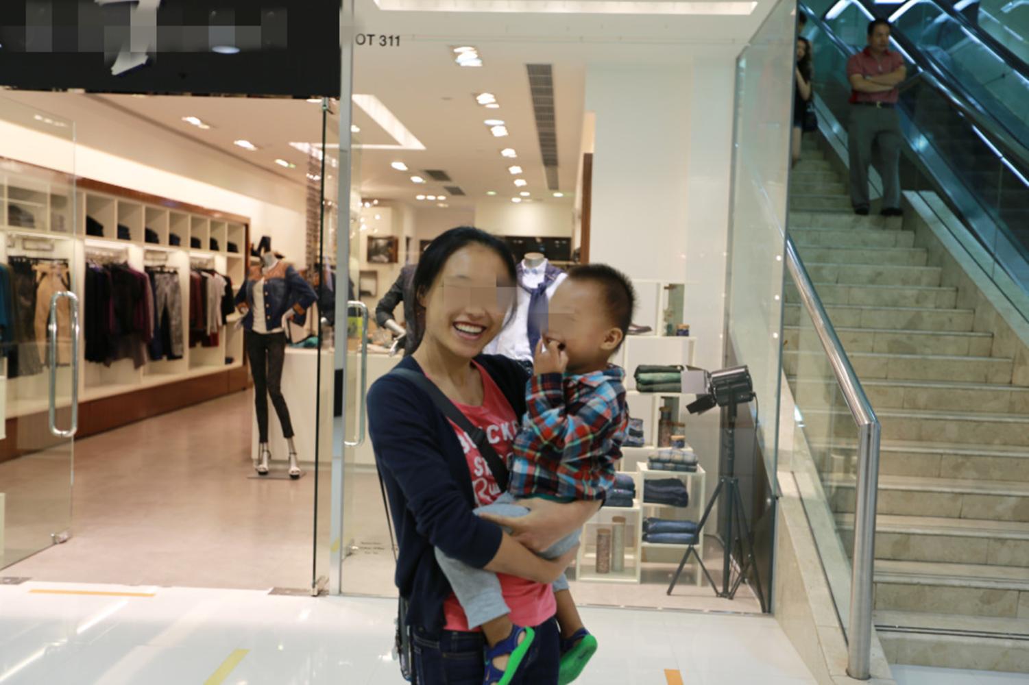 孩子要买玩具哭着不肯走, 宝妈高情商的做法, 路人投来赞赏的眼光