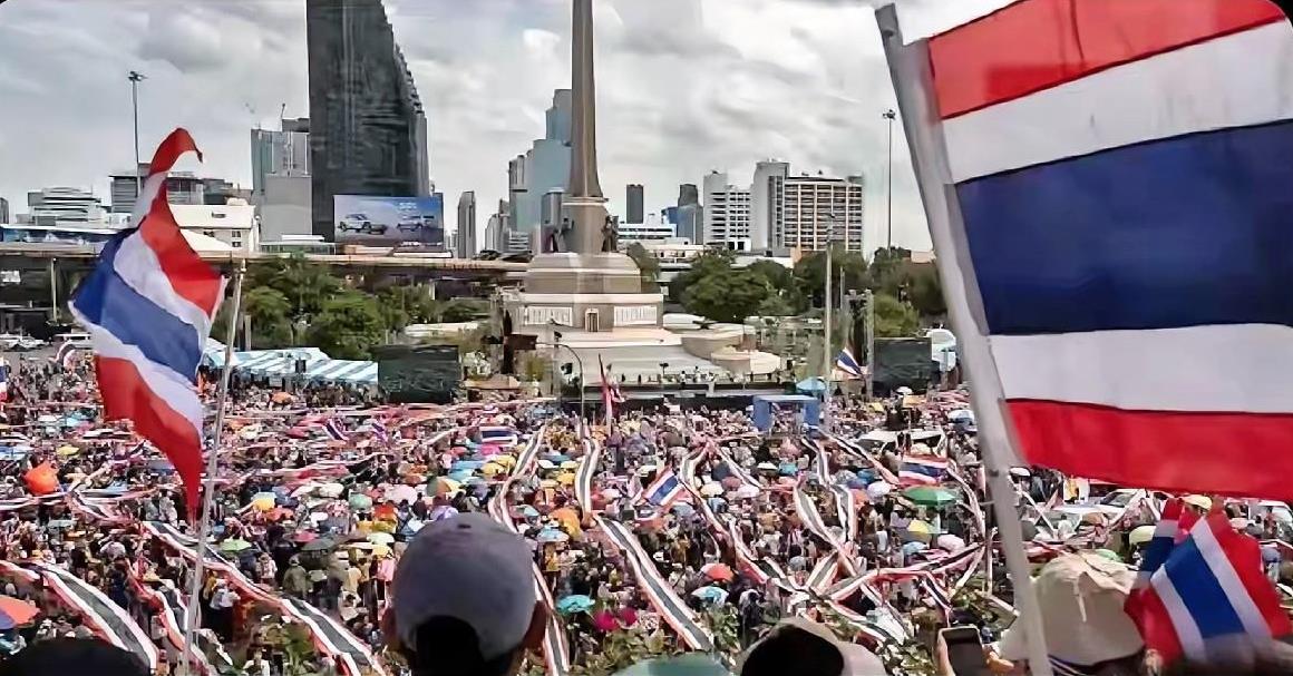 红衫军又上街了，泰国民众中了歪嘴眼斜的离间计。私下讲人情话这是正常人，喊洪森叔叔