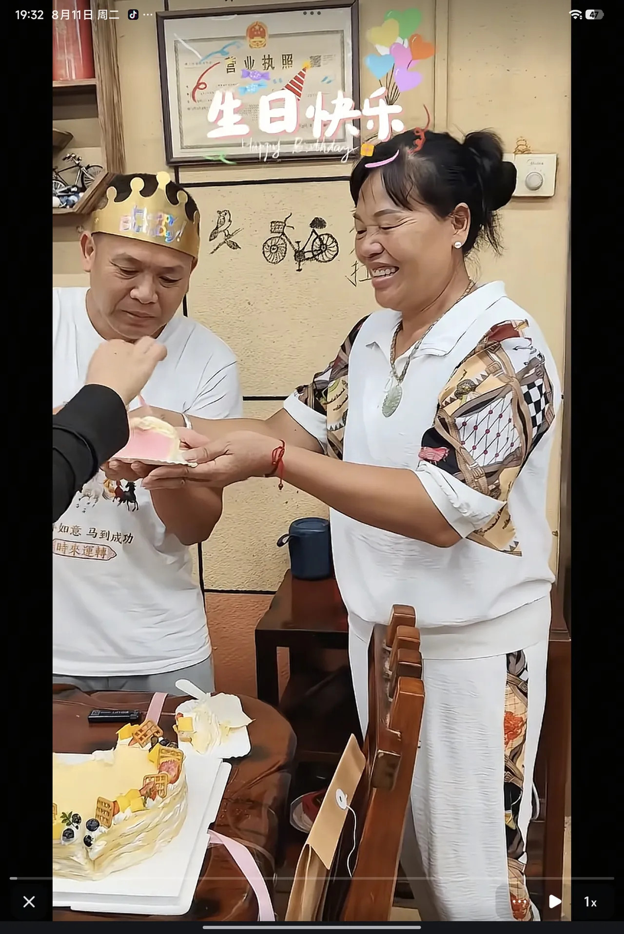 08月11日，全红婵的爸爸过生日，全红婵也是百忙之中抽时间回家为全爸庆生，真是孝