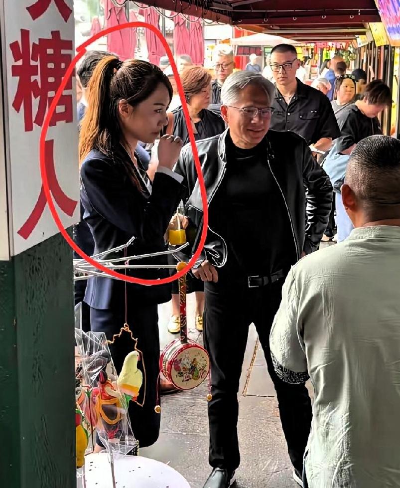 黄仁勋随访华团到中国，现在访华团回去了，他没有跟飞机回去，而是来到街上享受美食。