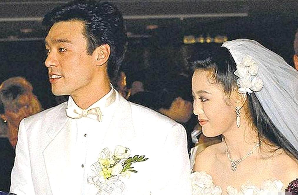 1988年那场耗资300万的婚礼，钟镇涛和章小蕙才是真豪门。戴安娜王妃的设计师