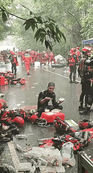 7.9号一位在广西贵港参加救援的消防员在雨中吃盒饭的视频让很多人泪奔，评论区纷纷