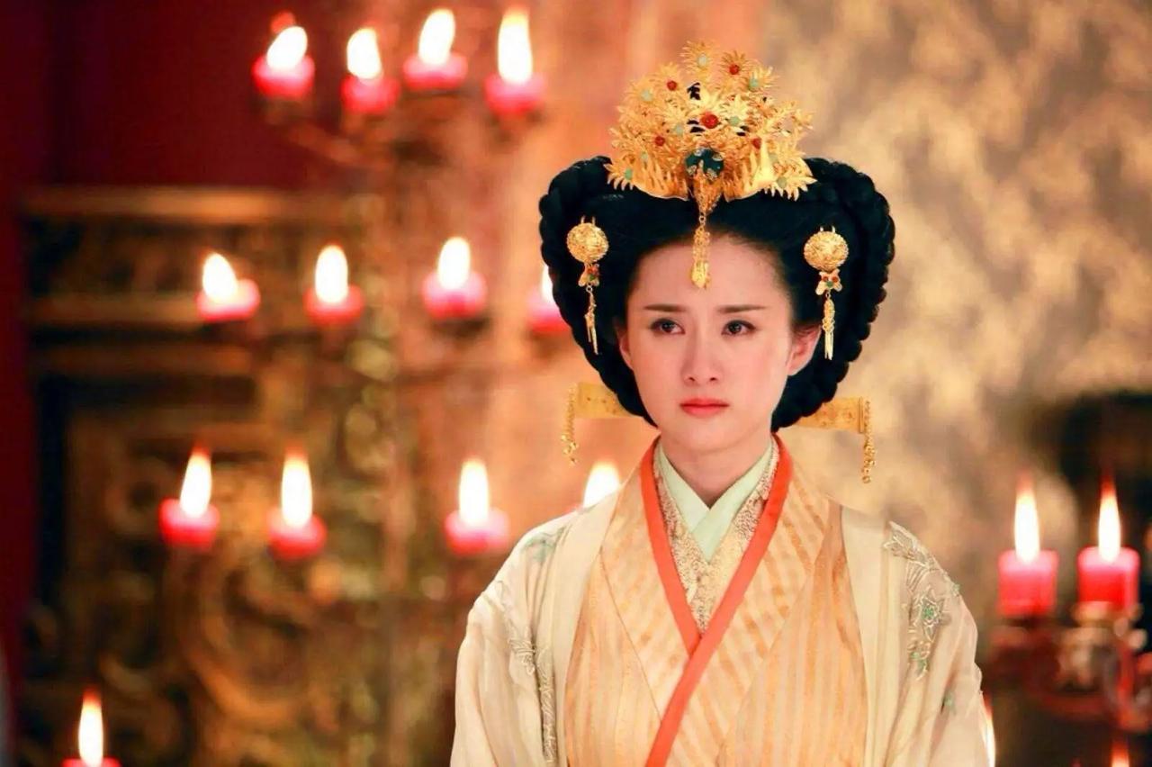 公元前80年，14岁的汉昭帝刘弗，赐亲姐姐自尽。鄂邑长公主不服：“我代替你母亲抚