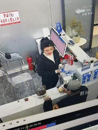 小姐姐看来真的被吓到了。