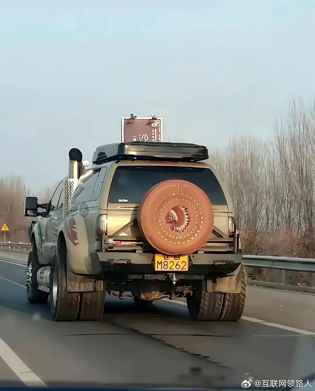 我滴妈呀，这到底是啥车啊？车尾居然有四个轮子，跟大货车似的，也太牛了吧！听说还是