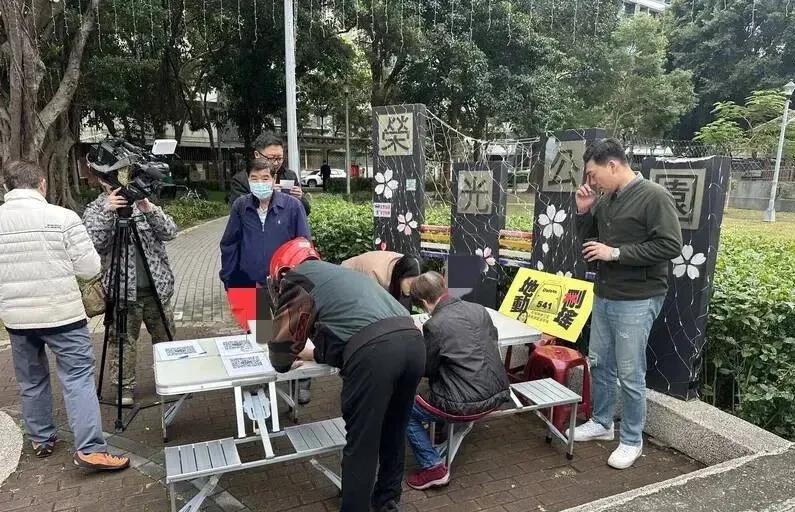 从台北到台中，再到高雄，全台上演了一场大罢免。民进党借由国民党删减总预算案，在