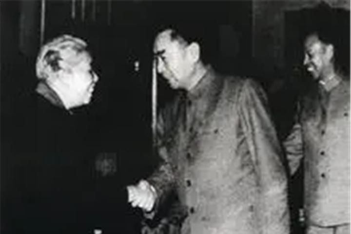 1949年周作人给周恩来写了一封信托董必武转交，但周恩来表示自己并没有收到这封信