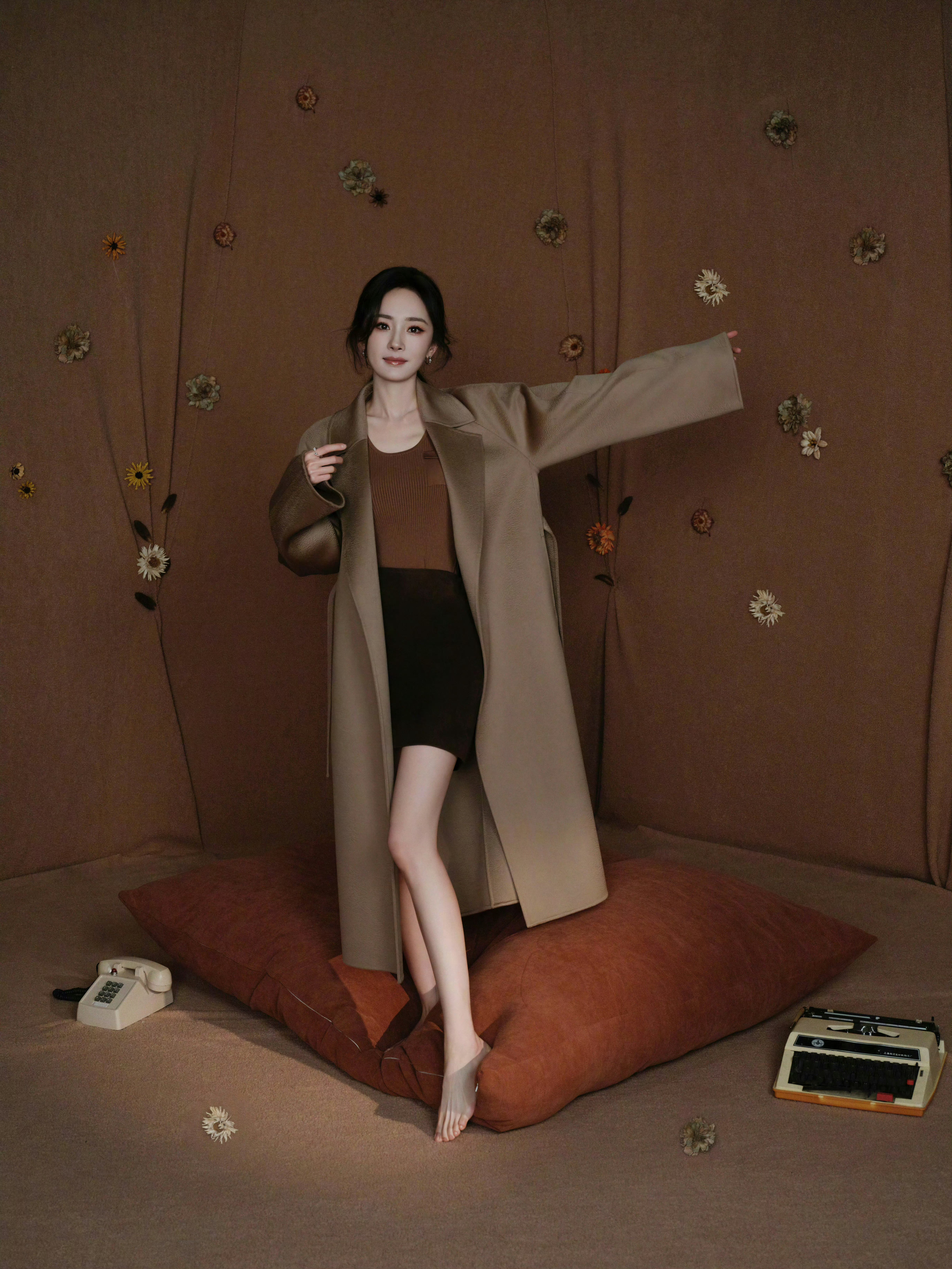 焦糖系氛围感被杨幂焊在身上了！驼色大衣慵懒又高级，搭配同色系内搭和黑色短裙，长腿