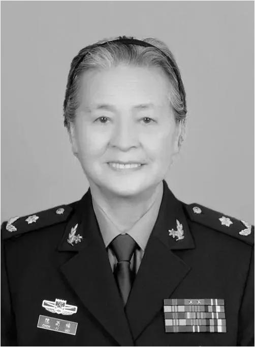 2008年的汶川地震，成都军区某位军长，猛的从凳子上站了起来，厉声训斥一