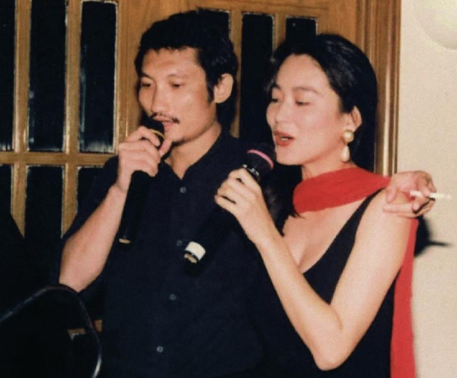 林青霞和施南生是好闺蜜，当时的施南生和徐克是夫妻，林青霞还是他俩的挚友。施南生