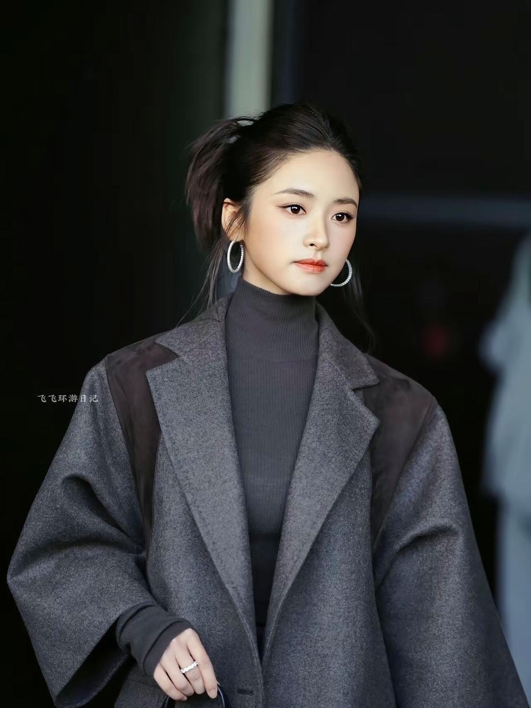 确实是被身高拖了后腿——米兰时装周这一波，高叶、沈月、林允儿同框，坐下来看秀时，