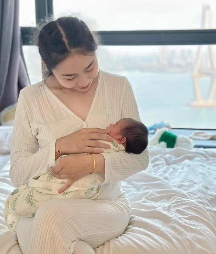 我媳妇在坐月子的时候，我妈打了他，谁知我岳父岳母知道后连夜跑过来给了我二巴掌，并