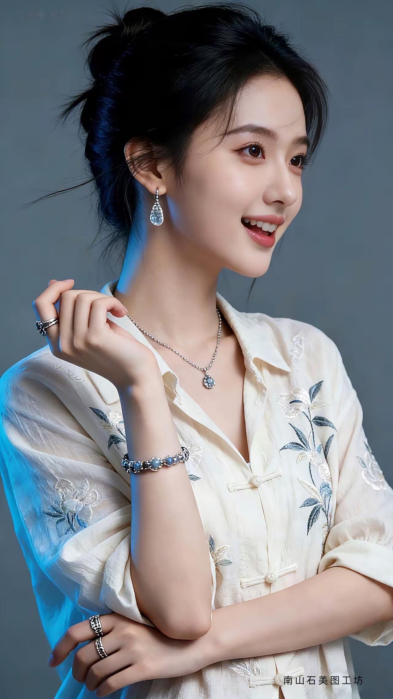 优雅少女风，精致珠宝配饰，甜美笑容，时尚穿搭🍀❤️💝