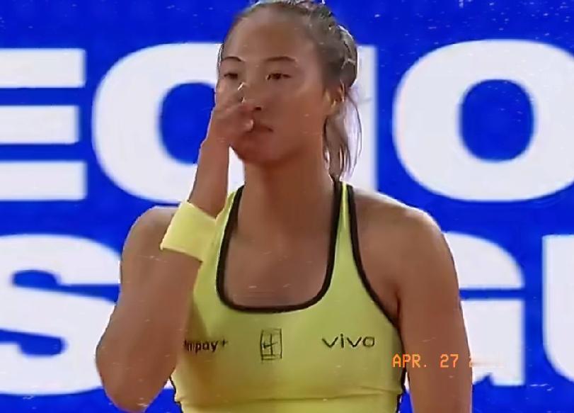 郑钦文又输莱巴金娜！赛后双方比赛数据相差无几，水平应该不分上下，发挥也差不多。