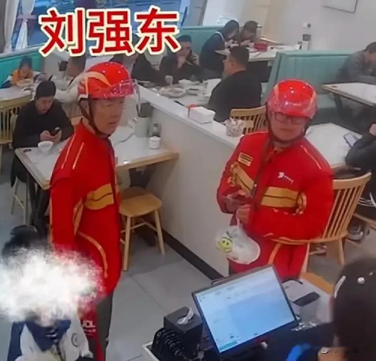 有的网友认为京东这次不可能会战胜美团，因为毕竟美团是老牌的外卖王者，而京东是后起