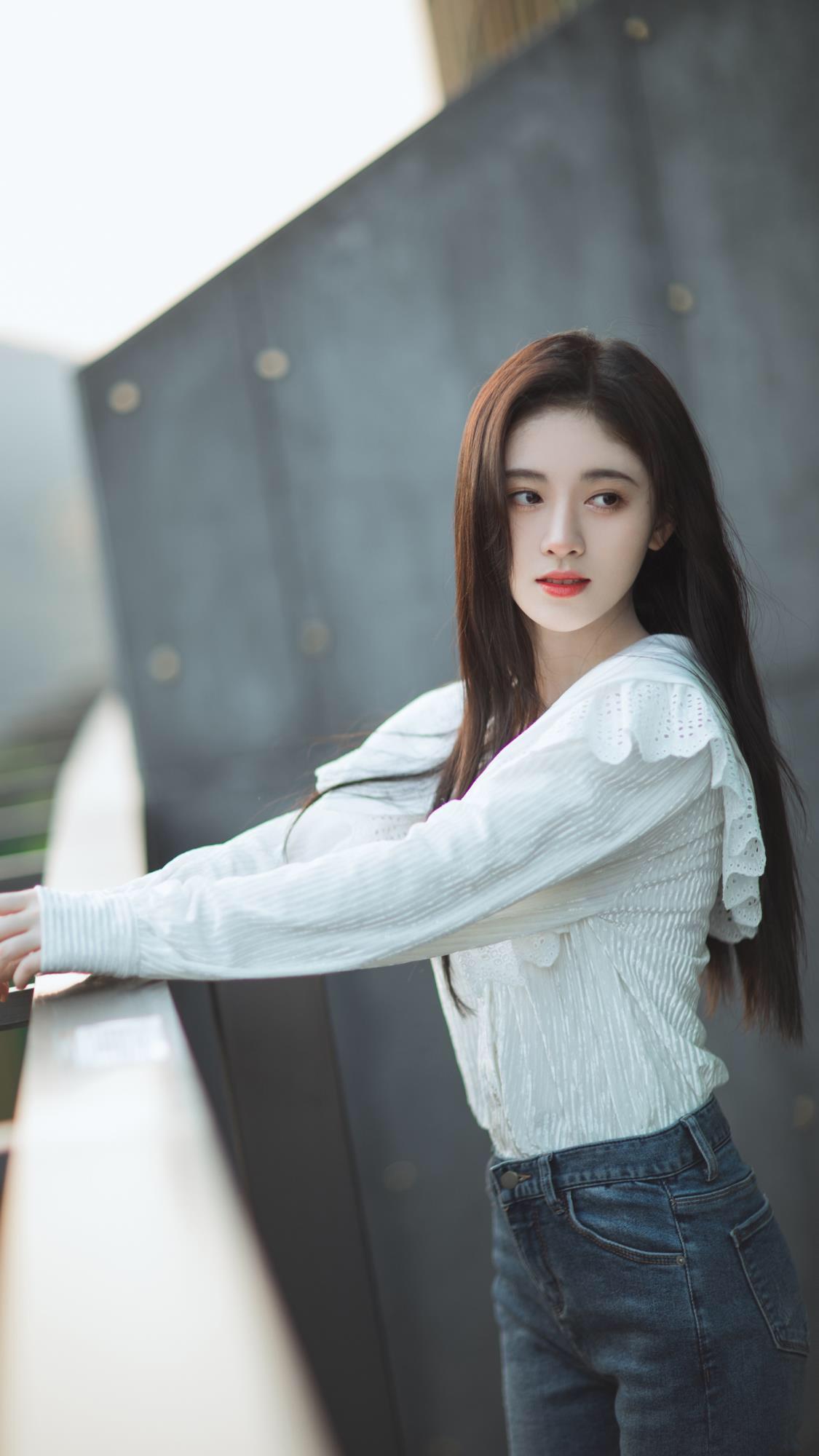 笑话：小林找到媒婆气呼呼地说：“你给我介绍的那个姑娘，左眼睛几乎失明！”媒婆毫不