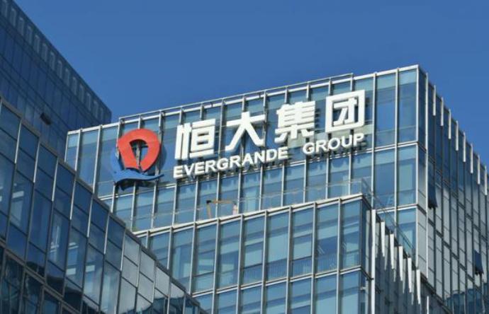 恒大从香港彻底退市了，但是它背后欠下的两万亿巨额债务怎么办？其中有九千亿是拖