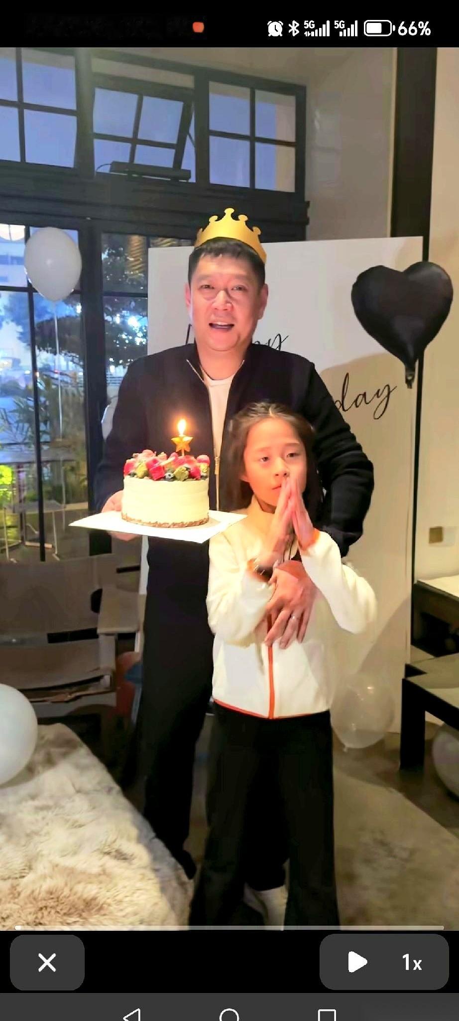 邱贻可的女儿小碗豆，直接挂在了孙颖莎身上。那一抱，太自然了。你知道这意味着什么