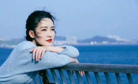 2016年，拍摄《白鹿原》时，何冰和李沁有一段感情戏。拍摄完成后，李沁调皮地说了