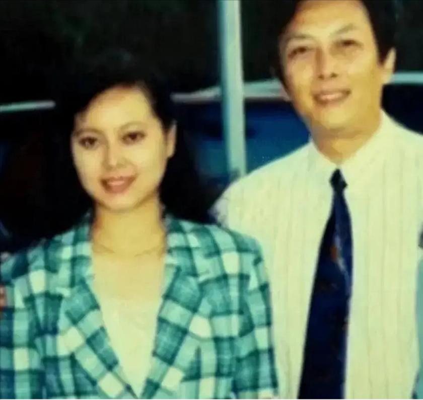 1990年除夕夜，唐国强的妻子洗完澡化完妆，穿上一身新衣，用一根绳子结束了自己的