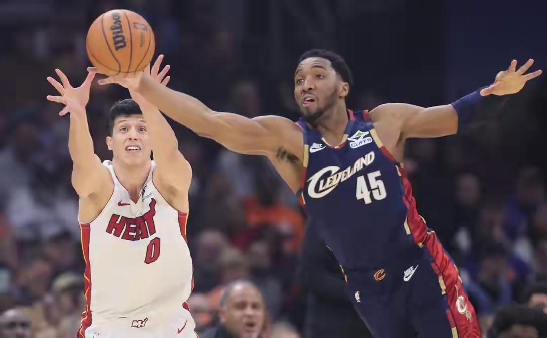 骑士大胜热火，还有泰森和D韦德两个伤员，哈登真的有机会冲总冠军。一、中锋阿伦复