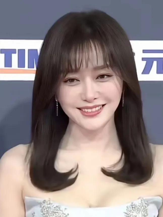 39+秦岚越老越绝！42岁拒扮嫩碾压同龄，仪态美被官媒点名点赞42岁还能凭“